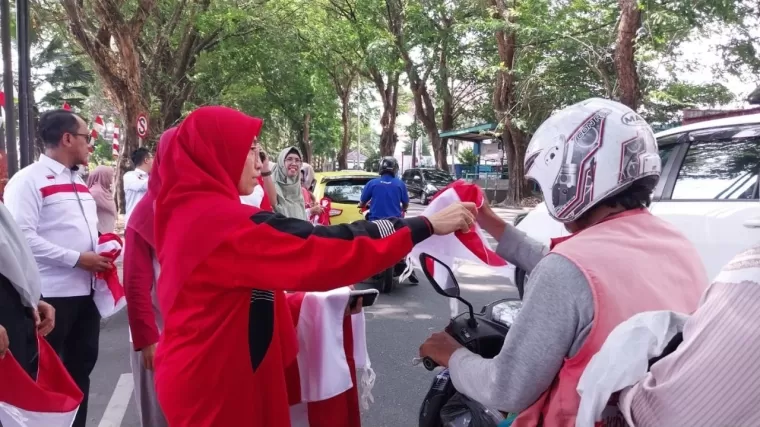 Semarak HUT RI ke-79, Disnakerin Padang Bagikan Bendera