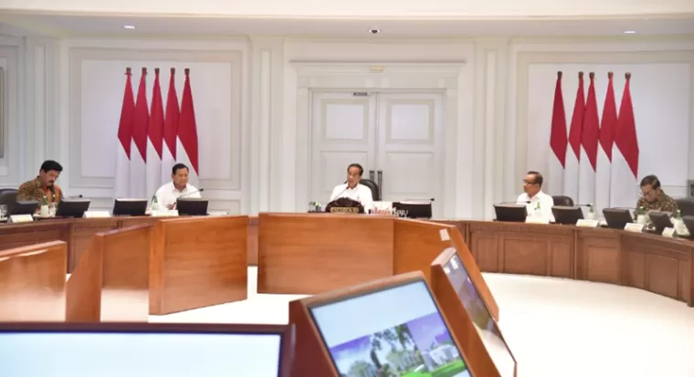 Presiden Joko Widodo memimpin rapat terbatas bersama sejumlah menteri Kabinet Indonesia Maju, di Kantor Presiden, Istana Kepresidenan Jakarta. (Foto: BPMI Setpres)