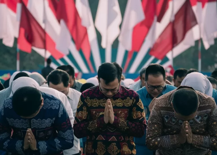 Ilustrasi penyelenggaraan upacara bendera (foto: Ideogram AI)