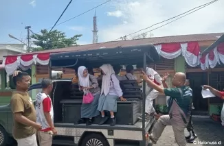 Satpol PP Padang mengamankan 2 siswi di Padang yang bolos sekolah