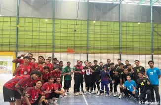 Sekum ABTI Sumbar, Septri dan Tim bola tangan Sumbar berfoto bersama di ajang Internasional Handball Friendly Match 2024 yang digelar di Futsal Hub Kota Damansara Selangor Malaysia. (Foto: Humas ABTI Sumbar)