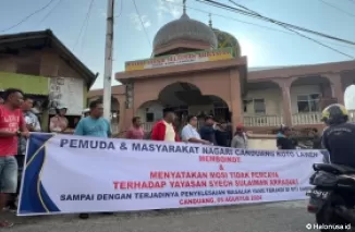 Warga Canduang Koto Laweh bentang spanduk boikot Yayasan MTI. (Foto: Padang Viva)