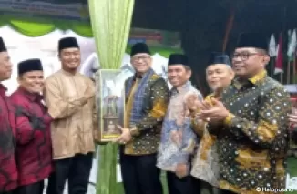 Camat Koto Tangah menerima Piala Juara MTQ ke-41