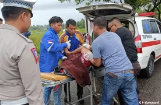 Personel Satlantas Polres Pariaman Kota mengevakuasi korban kecelakaan mobil yang dihantam Kereta Api (Foto: Satlantas Polres Pariaman Kota)