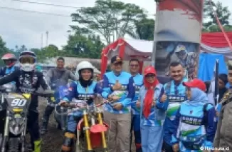 Pj Wali Kota Padang berfoto dengan peserta Padang Trail Adventure