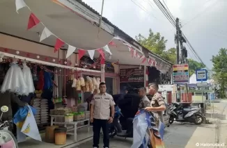 Penertiban reklame tak berizin oleh Bapenda Kota Padang, Kamis (15/8/2024). [Foto: Istimewa]