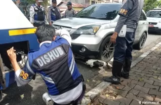 Tim Dishub Padang mengempeskan ban mobil yang parkir sembarangan