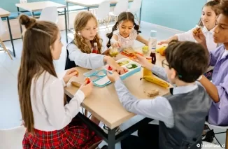 Ilustrasi anak sekolah makan siang (foto: Pexels/Yan Krukau)