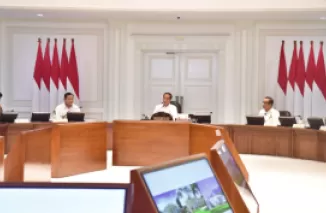 Presiden Joko Widodo memimpin rapat terbatas bersama sejumlah menteri Kabinet Indonesia Maju, di Kantor Presiden, Istana Kepresidenan Jakarta. (Foto: BPMI Setpres)