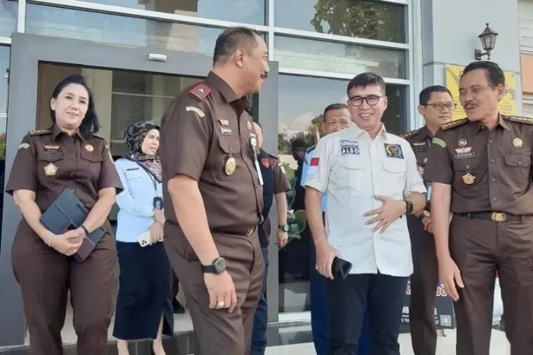 Senator Alirman Sori bersama Plt Kejati Sumbar, Sugeng Hariadi dan para Asisten dan pejabat dilingkup Kejati Sumbar, Selasa (23/7/2024). (dok : istimewa)