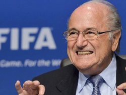 Foto Surat Kabar Swiss Laporkan Blatter Bantah Mundur Sebagai Presiden FIFA