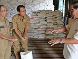 Foto Sebelum Lebaran, 6.383 KK Miskin Terima Raskin