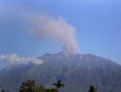 Foto Tremor Vulkanik Gunung Raung Masih Terus Berlangsung