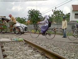 Foto 9 Perlintasan Kereta Api di Pariaman Belum Miliki Portal