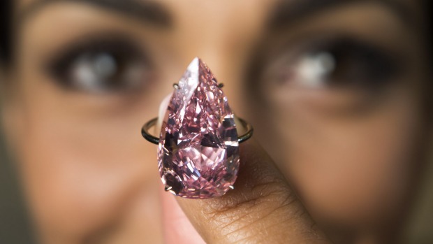Foto Berlian Pink Terjual dengan Harga Mahal