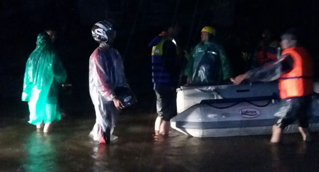 Foto Lima Perahu Karet Bertahan di Padang