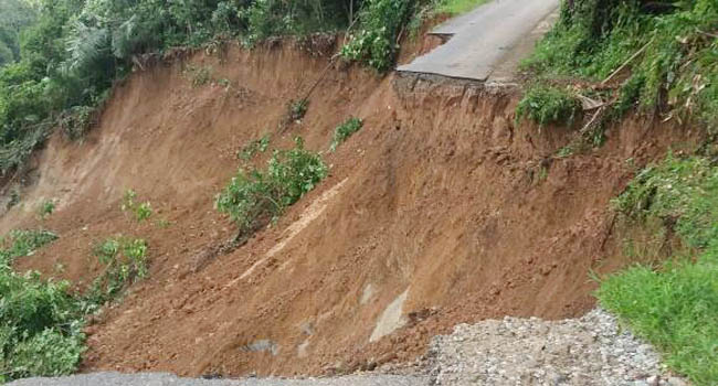 Foto Jalan Terban ke Sungai, 4.200 Jiwa di Sijunjung Dilaporkan Terisolir