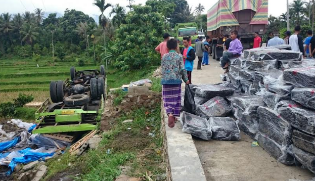 Kondisi sebuah truk pengangkut karet yang terbalik di kawasan Sawah Ilie Talang, Selasa (14/11). (rusmel)