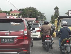 Foto Macet Koto Baru Ganggu Aktivitas Warga Kotolaweh dan Pandaisikek