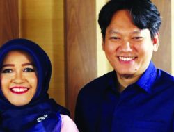 Foto Suami-Istri itu Sama-sama Raih Gelar Profesor