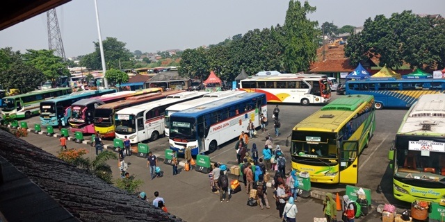 Foto Saat Puncak Mudik, Harga Tiket Bus di Terminal Kampung Rambutan Bisa Naik 200%!