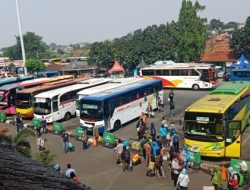 Foto Saat Puncak Mudik, Harga Tiket Bus di Terminal Kampung Rambutan Bisa Naik 200%!