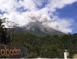 Foto Gunung Merapi Luncurkan Awan Panas Sejauh 2 Kilometer
