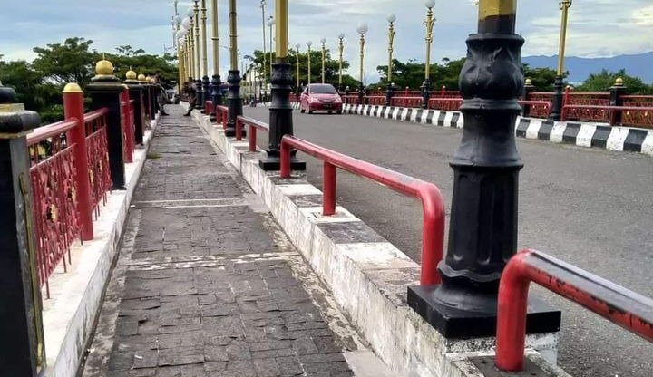 Foto Kendaraan Dilarang Parkir di Sepanjang Jembatan Siti Nurbaya