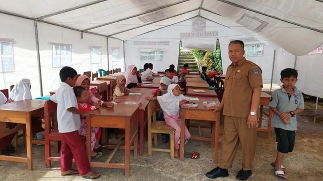 Foto Pelajar di Lokasi Terdampak Gempa Pasaman Barat Mulai Belajar di Tenda Darurat 