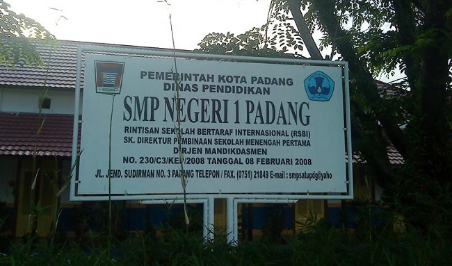 Foto Wali Kelas SMP N 1 Padang Berurai Air Mata Saat Bertemu Komisi IV DPRD Padang