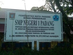 Foto Wali Kelas SMP N 1 Padang Berurai Air Mata Saat Bertemu Komisi IV DPRD Padang