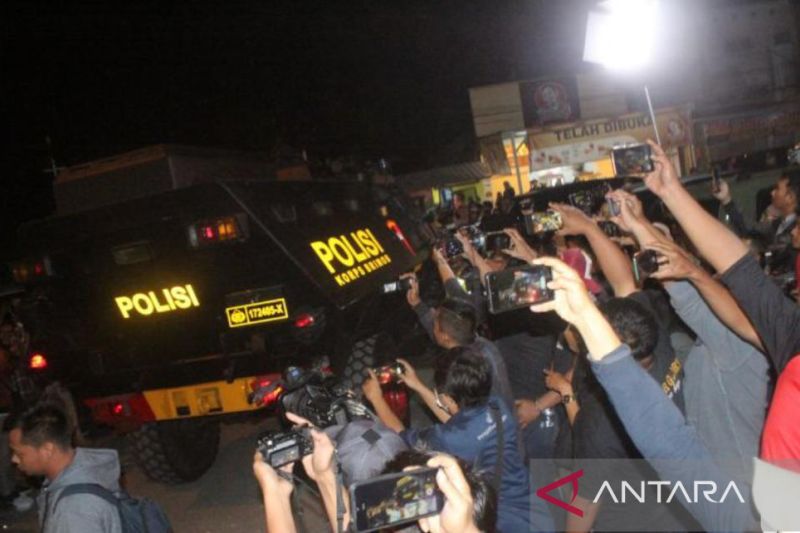 Foto Tersangka Pencabulan Santriwati Jombang Serahkan Diri ke Polisi