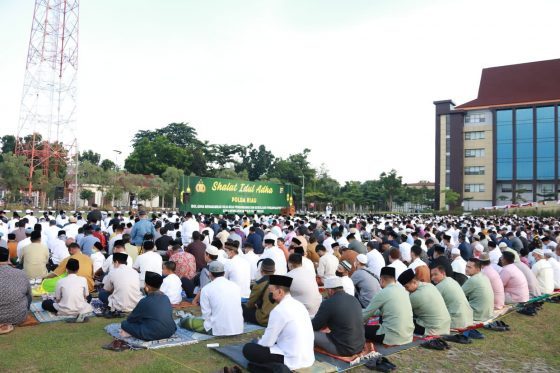 Foto Begini Khidmatnya Shalat Idul Adha 1443 H di Mapolda Riau