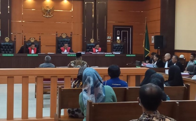 Foto Sidang Kasus Korupsi Ganti Rugi Lahan Tol, Bupati Suhatri Bur Berikan Keterangan