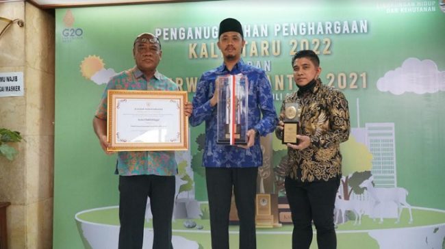 Foto Wali Kota dan Ketua DPRD Bukittinggi Terima Anugerah Nirwasita Tantra 2021