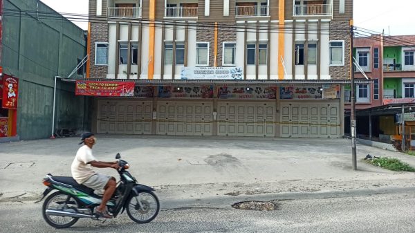 Foto Pasca Penikaman, Toserba di Pekanbaru Ini Tutup dan Dipasangi Garis Polisi