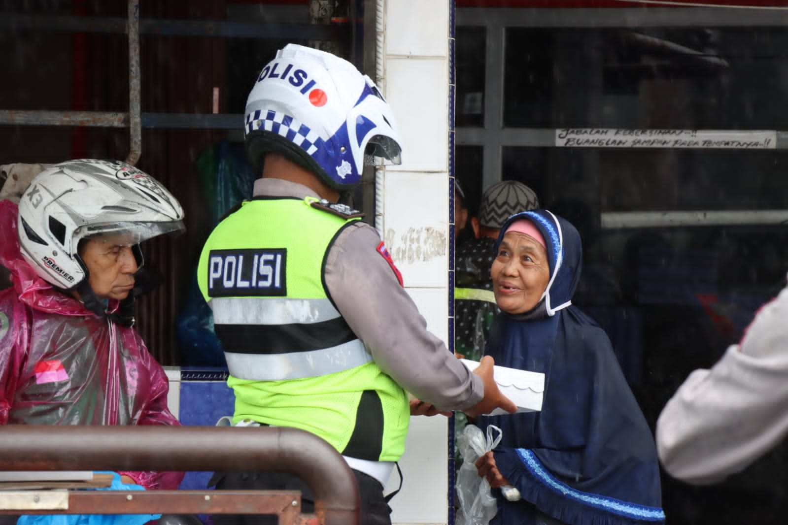 Foto Unit Kamsel Dikyasa Satlantas Polres Bukittinggi Bagikan Nasi Kotak