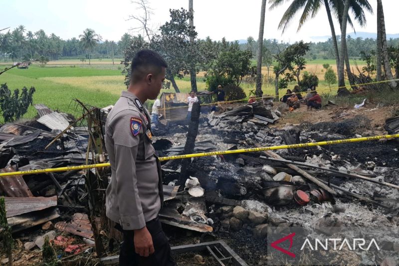 Foto Rumah Warga Gunung Talang Solok Terbakar, Bayi 18 Bulan Meninggal