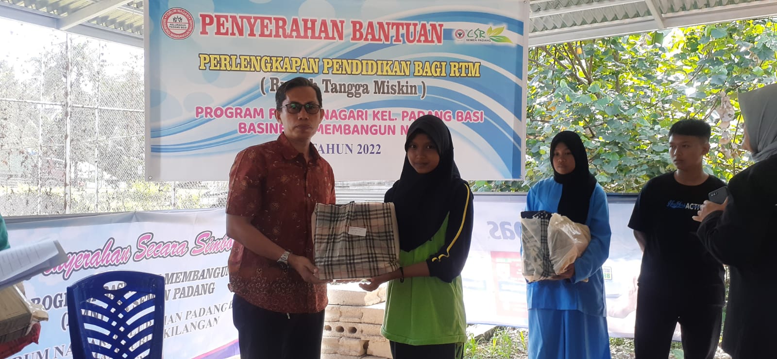 Foto Semen Padang Serahkan Bantuan Pendidikan untuk 120 Pelajar di Padang Besi