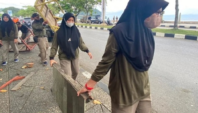 Foto Satpol PP Padang Angkut Lapak PKL yang Ditinggal di Atas Trotoar  