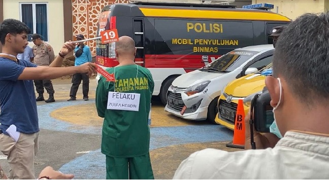 Foto Rekonstruksi Pembunuhan Kuranji Ricuh