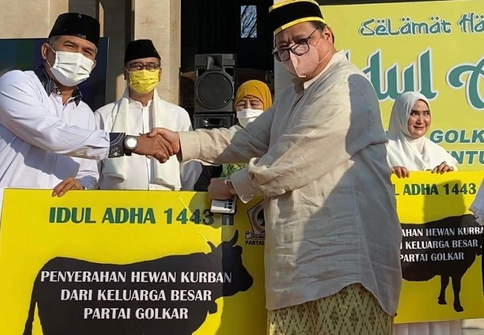 Foto Cegah PMK, Golkar Bagikan Langsung 93 Sapi dan 48 Kambing Kurban