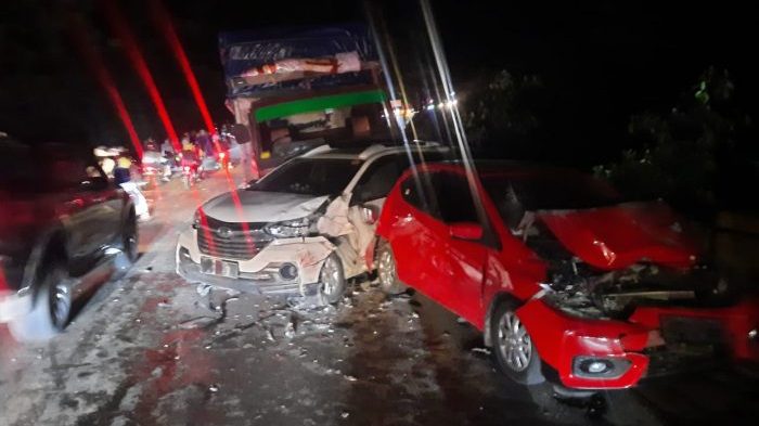 Foto Tabrakan Beruntun di Singgalang Kariang, 1 Tewas 5 Luka