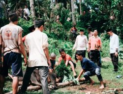 Foto Anggota DPR RI Athari Ghauti Ardi Bagikan 6 Ekor Sapi Kurban