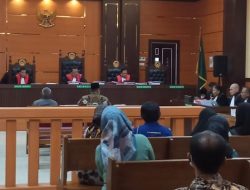 Foto Sidang Kasus Korupsi Ganti Rugi Lahan Tol, Bupati Suhatri Bur Berikan Keterangan