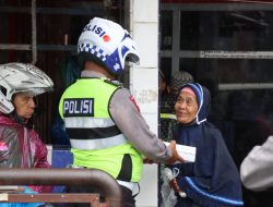 Foto Unit Kamsel Dikyasa Satlantas Polres Bukittinggi Bagikan Nasi Kotak