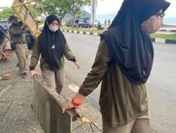 Foto Satpol PP Padang Angkut Lapak PKL yang Ditinggal di Atas Trotoar  