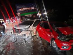 Foto Tabrakan Beruntun di Singgalang Kariang, 1 Tewas 5 Luka