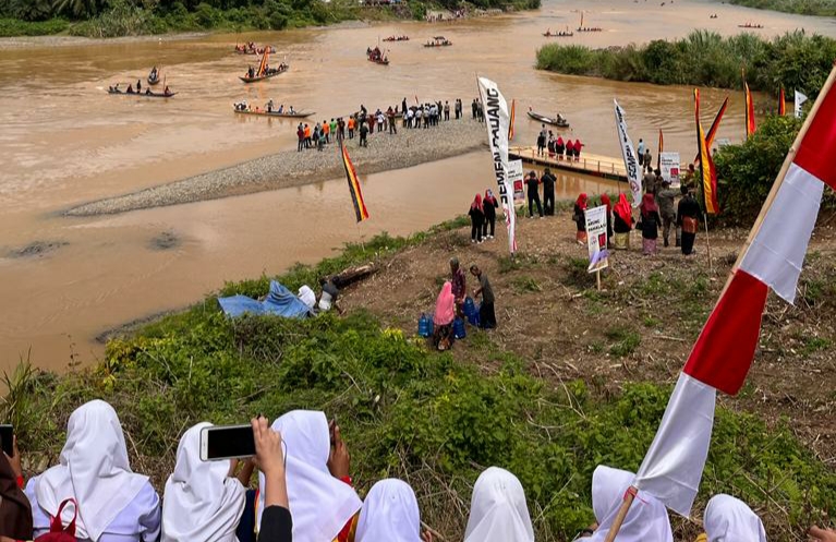 Foto Sampan-sampan Mengiliri Batanghari