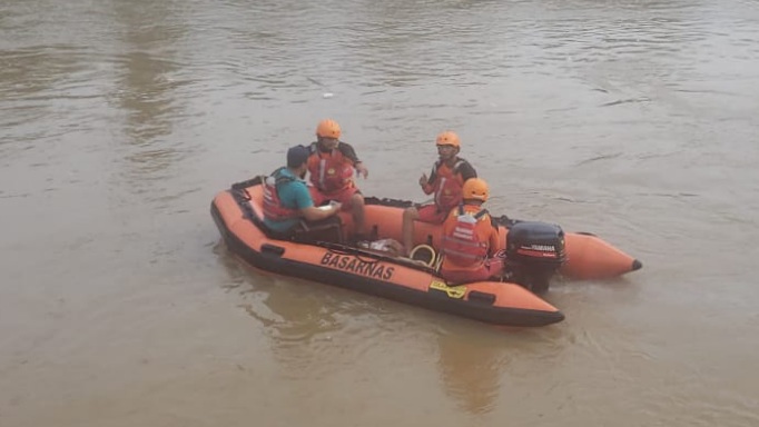 Foto Tim SAR Perluas Area Pencarian Korban Tenggelam di Sungai Rokan Kiri